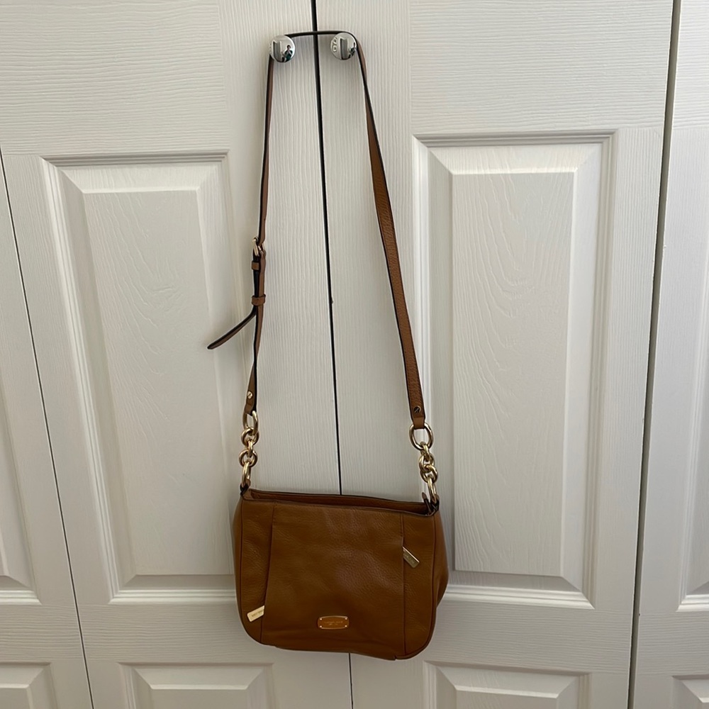 Michael kors cross body brown leather purse in great condition, barely used